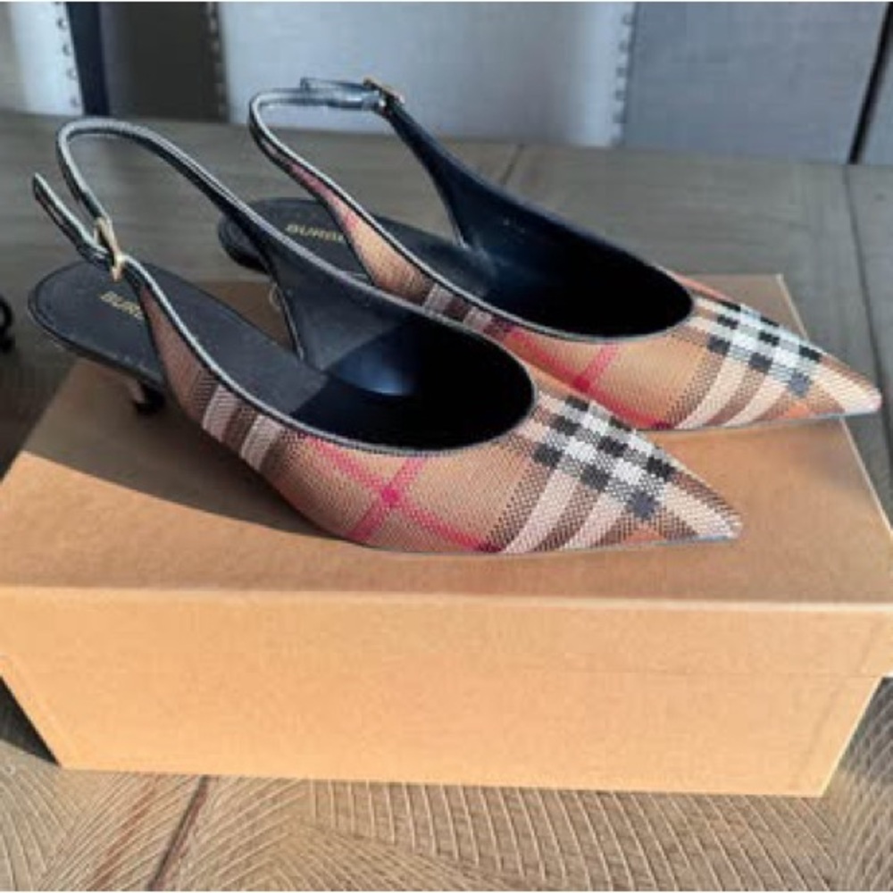 Burberry Tan and Black Heels Elegant Design